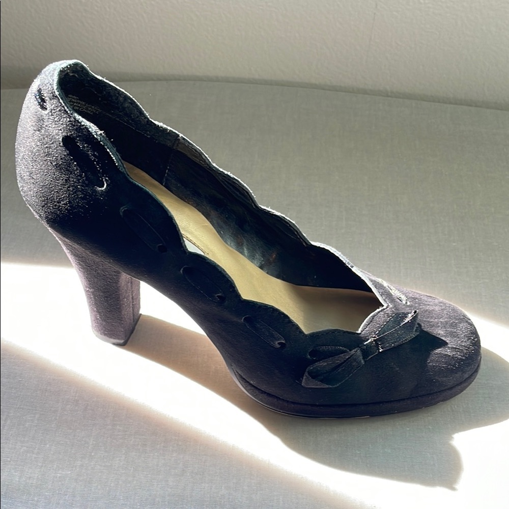 Daisy Fuentes Black Suede Scallop Laced Trim Heels Size 7 - Picture 4 of 10